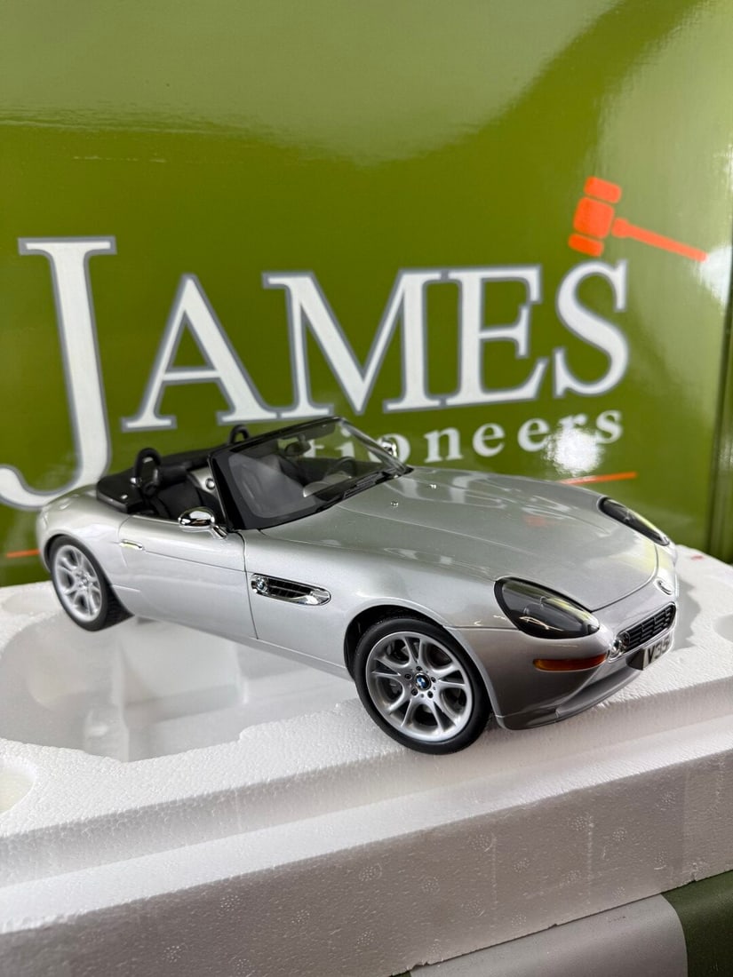 BMW-Z8 James Bond OO7 `The World Is Not Enough` Silver 1:12 scale Kyosho 08601S - 12