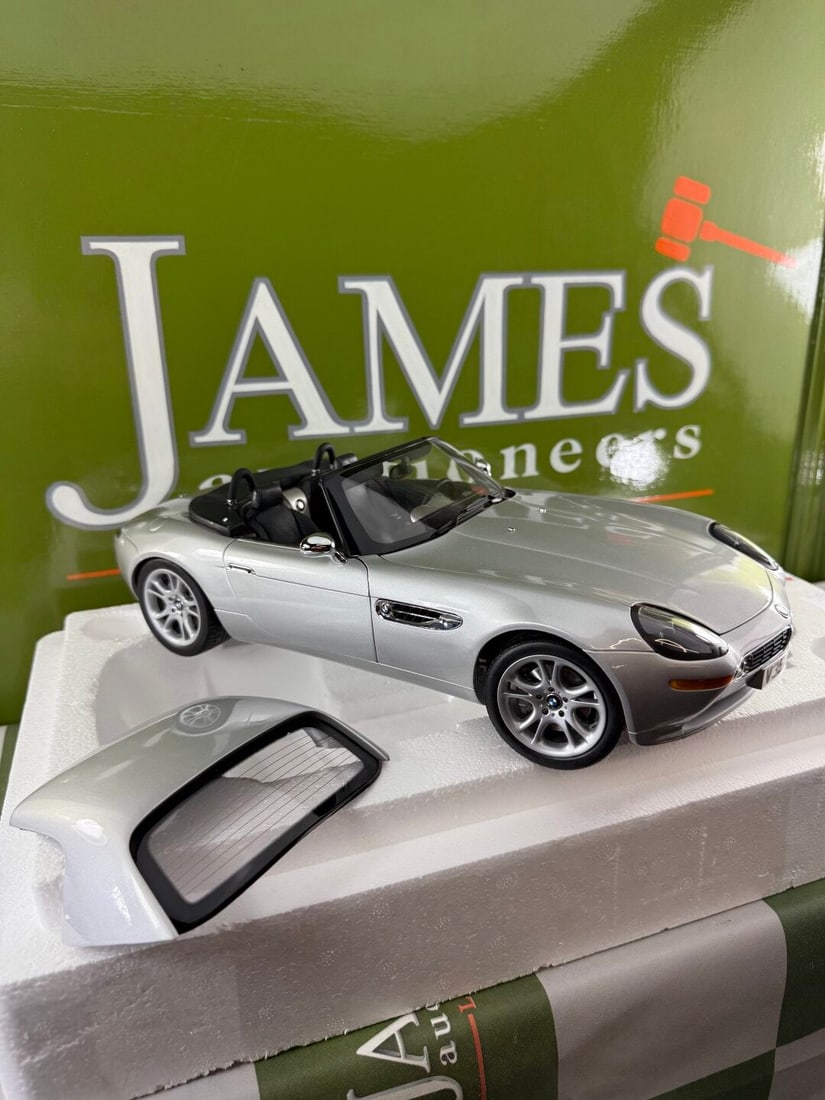 BMW-Z8 James Bond OO7 `The World Is Not Enough` Silver 1:12 scale Kyosho 08601S - 13