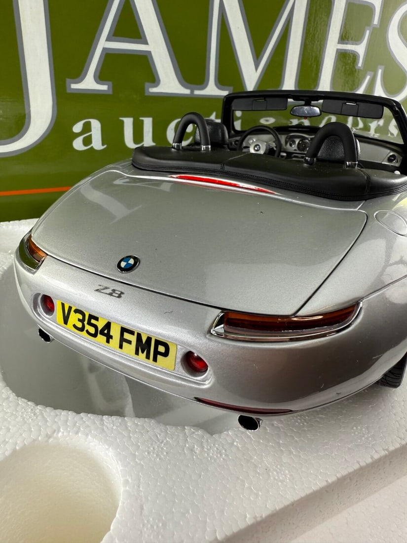 BMW-Z8 James Bond OO7 `The World Is Not Enough` Silver 1:12 scale Kyosho 08601S - 8