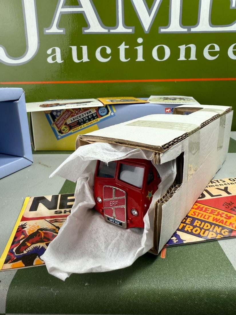 Chipperfields Circus Corgi Classics Collection 97957 ERF 8 Wheel Rigid Truck - 4