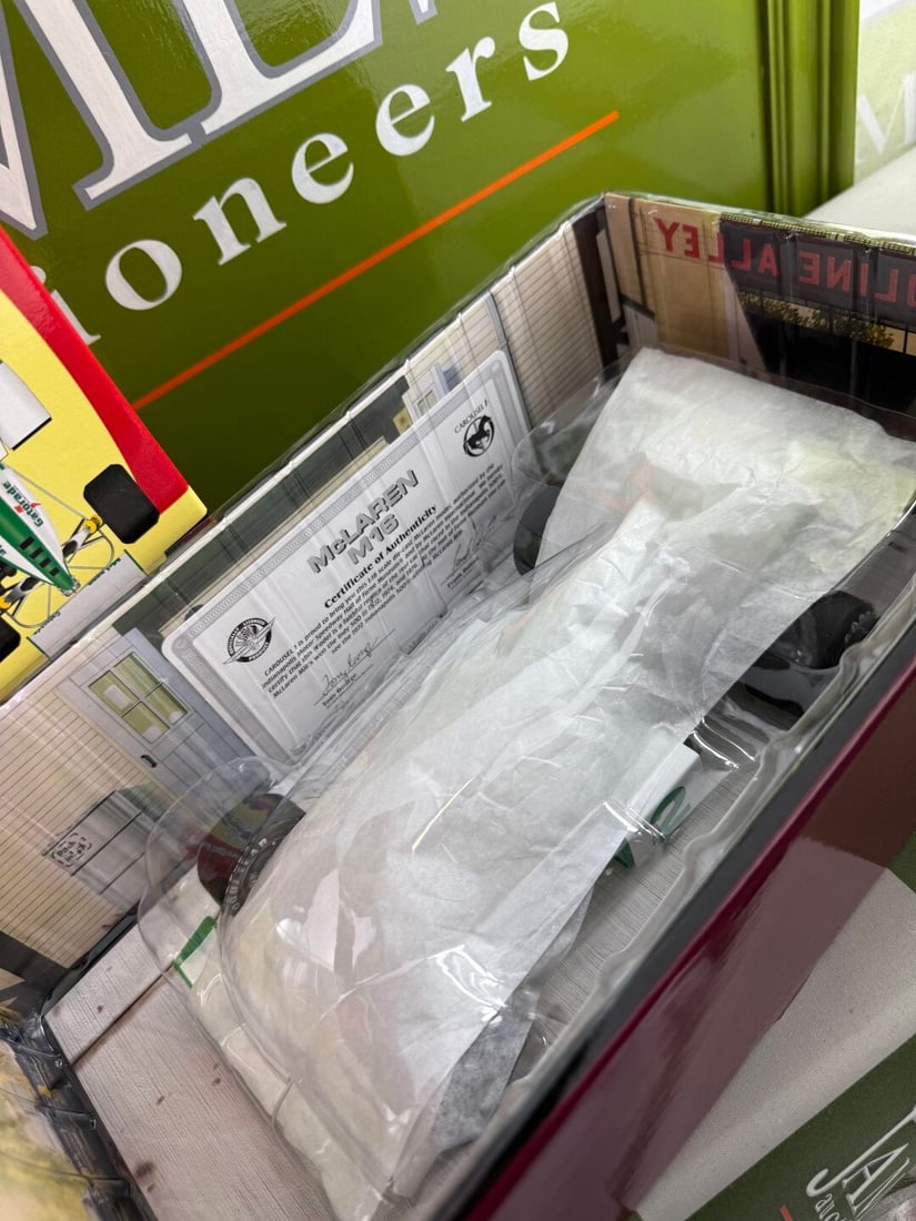 Carousel 1 AAR McLaren M16 1975 Indi 500 J. Rutherford.1:18 - 6