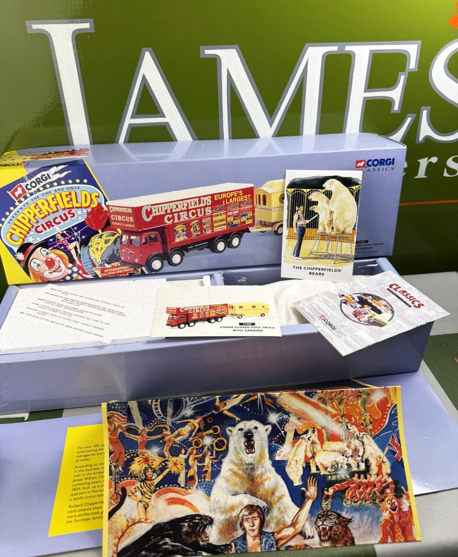 Chipperfields Circus Corgi Classics Collection 97888 Foden Closed Pole Truck With Caravan 1:50: Corgi 97888 Foden Closed Pole Truck With Caravan Chipperfields Circus 1:50 Scale, as pictured an unused or displayed example and in original packaging, as new mint example. Understood to of been in