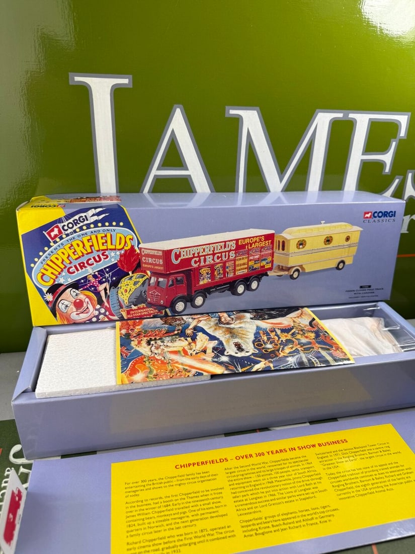 Chipperfields Circus Corgi Classics Collection 97888 Foden Closed Pole Truck With Caravan 1:50 - 2