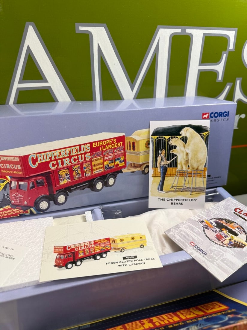 Chipperfields Circus Corgi Classics Collection 97888 Foden Closed Pole Truck With Caravan 1:50 - 3