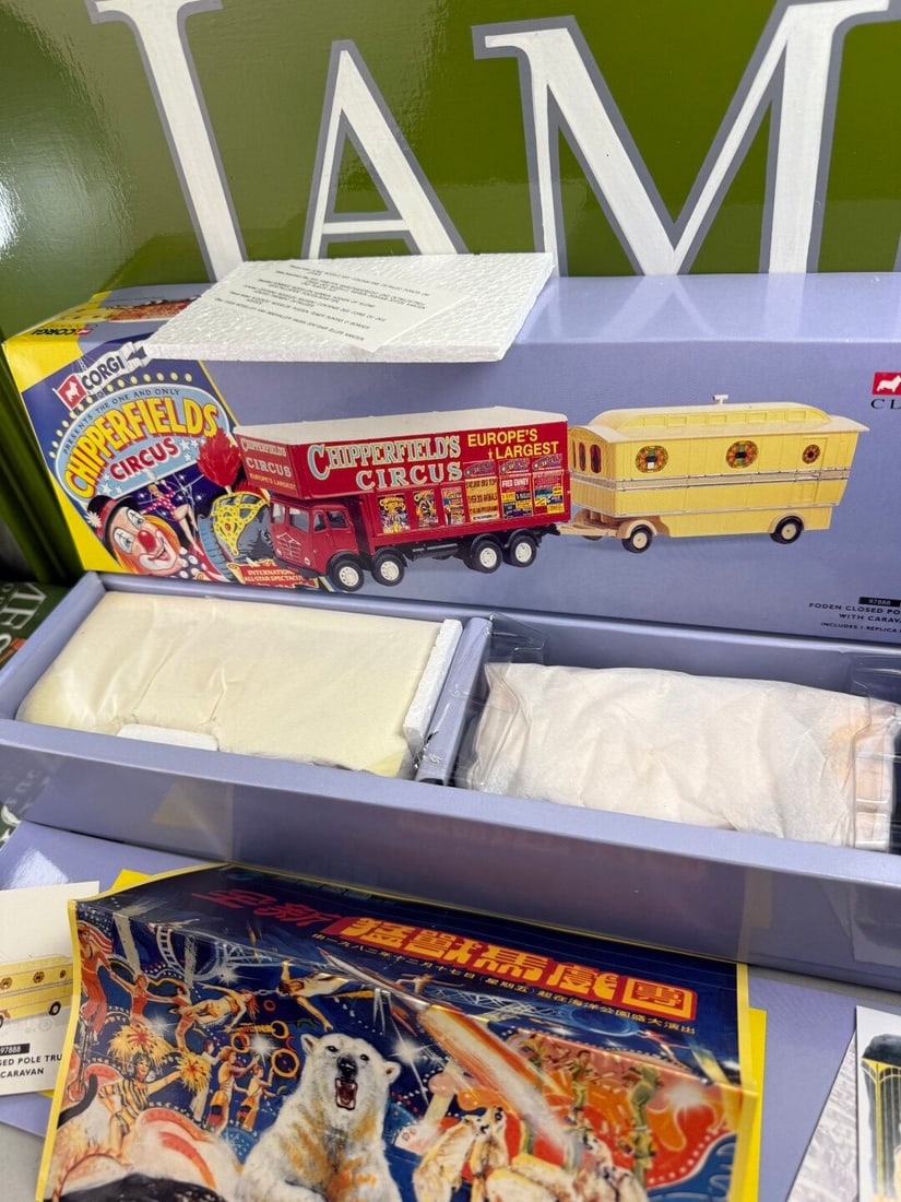 Chipperfields Circus Corgi Classics Collection 97888 Foden Closed Pole Truck With Caravan 1:50 - 4