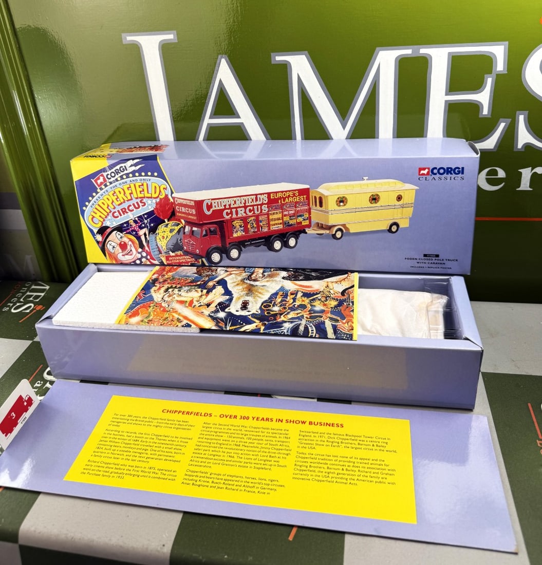 Chipperfields Circus Corgi Classics Collection 97888 Foden Closed Pole Truck With Caravan 1:50 - 6