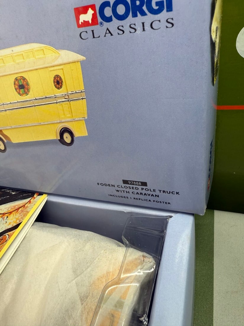 Chipperfields Circus Corgi Classics Collection 97888 Foden Closed Pole Truck With Caravan 1:50 - 7