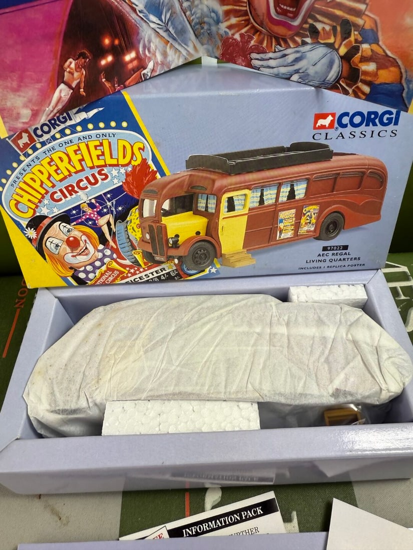 Chipperfields Circus Corgi Classics Collection 97022 AEC Regal Living Quarters - 3