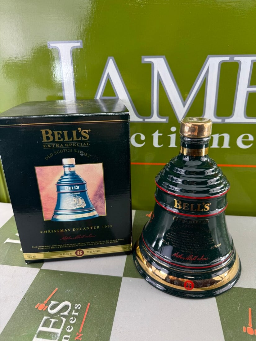 Bells Extra Special 8 Year Christmas Decanter 22 Carat Gold 1995 (1 of 4)