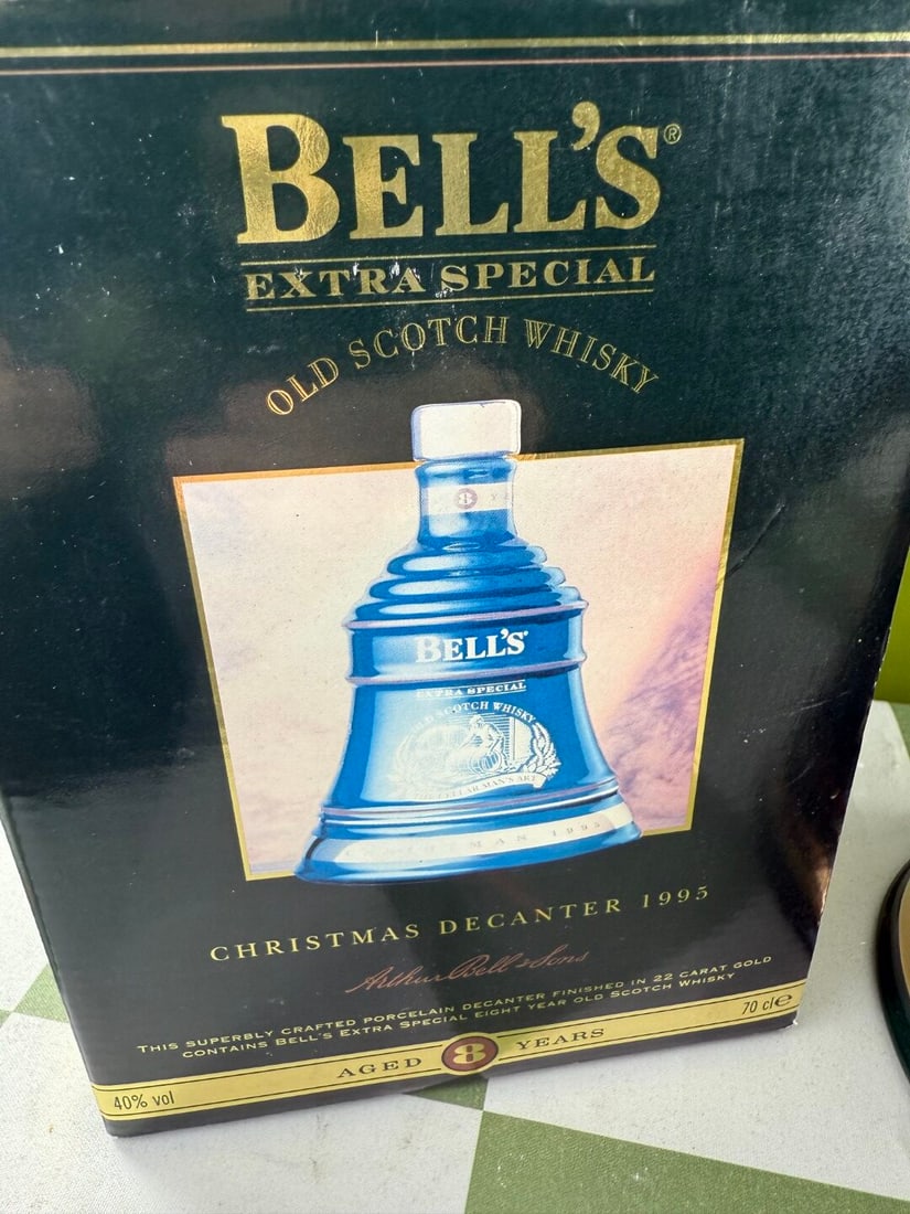 Bells Extra Special 8 Year Christmas Decanter 22 Carat Gold 1995 - 3