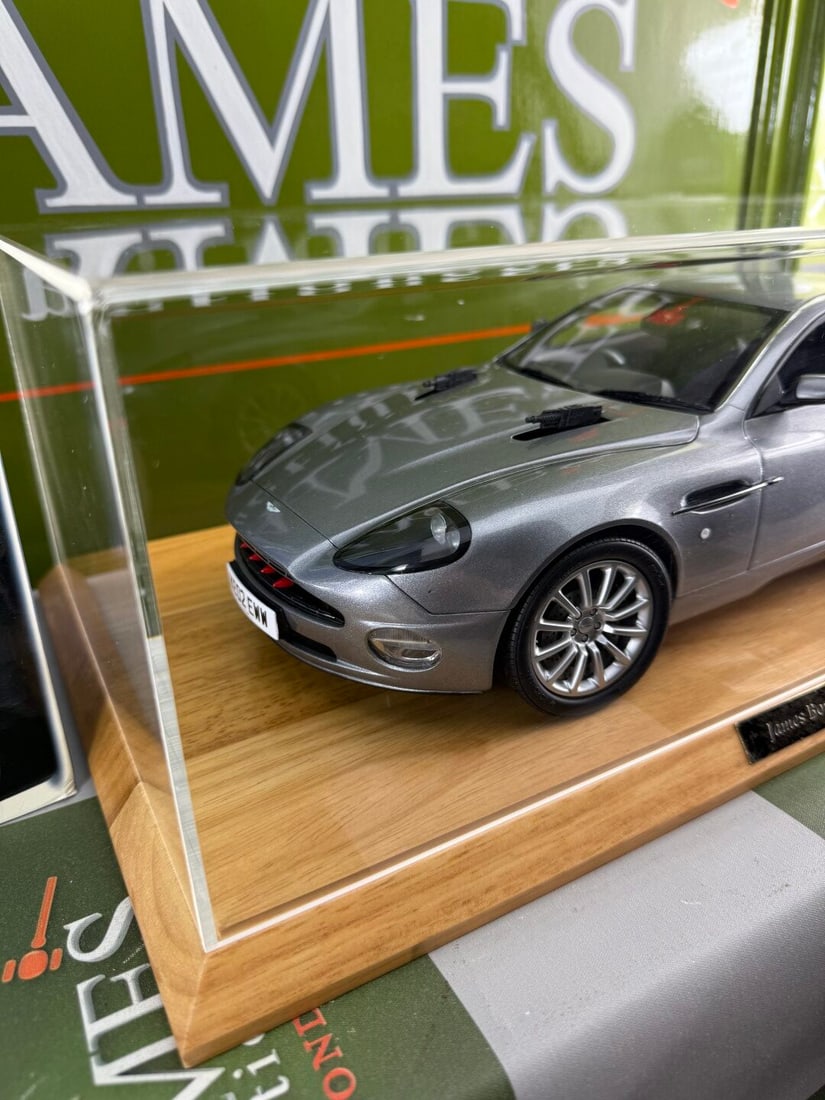 Rare Kyosho James Bond 007 Aston Martin Vanquish V12 Plus Display Case - 10