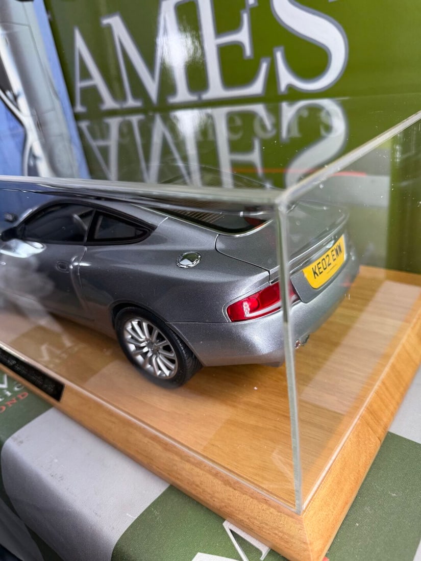 Rare Kyosho James Bond 007 Aston Martin Vanquish V12 Plus Display Case - 11