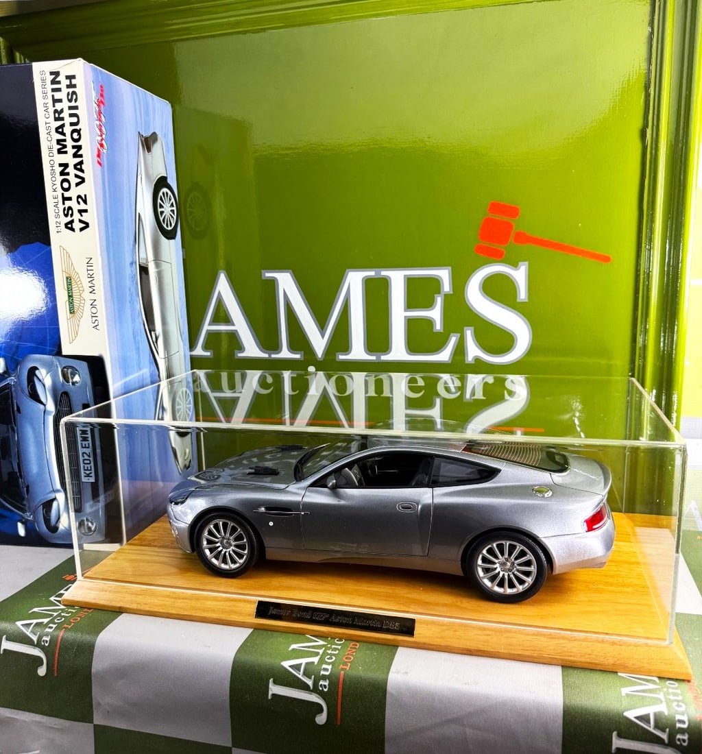 Rare Kyosho James Bond 007 Aston Martin Vanquish V12 Plus Display Case (1 of 18)