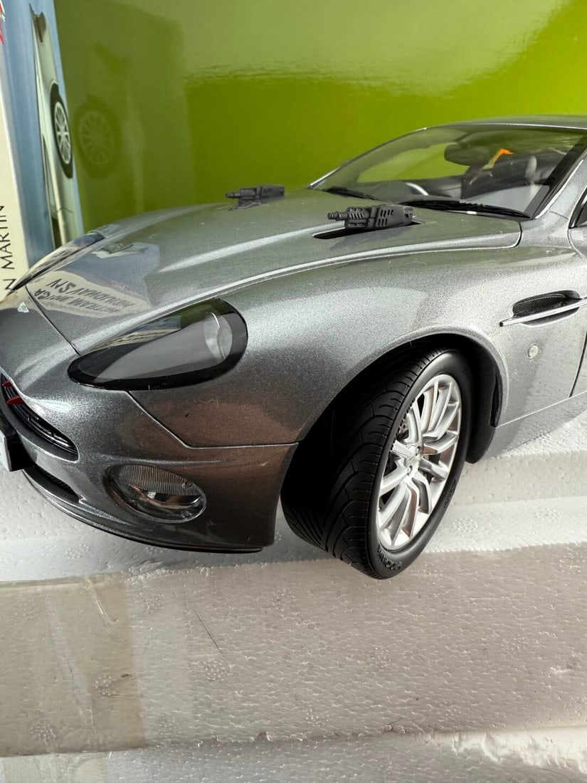 Rare Kyosho James Bond 007 Aston Martin Vanquish V12 Plus Display Case - 2
