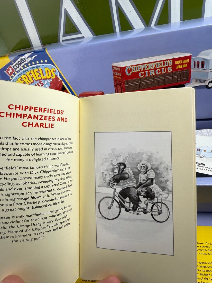 Chipperfields Circus Corgi Classics Collection 97885 Scammel Highwayman Trailer & Caravan - 2