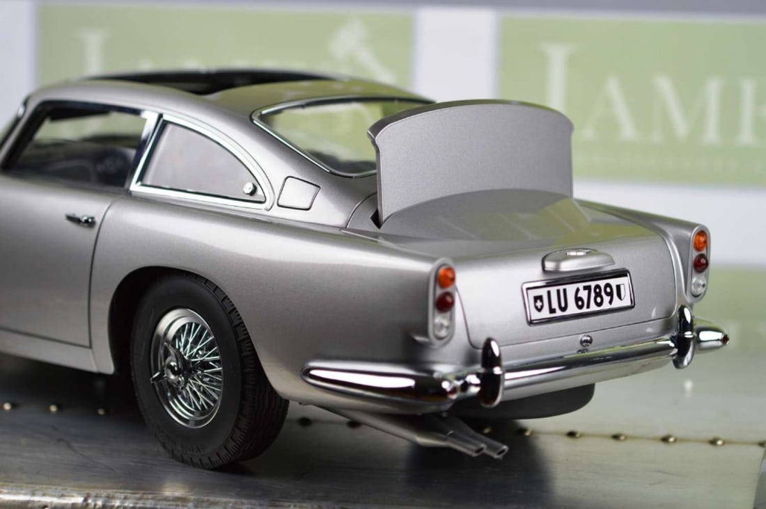 Hand Built Eaglemoss 1:8 Scale James Bond 1964 Aston Martin DB5, Goldfinger, Thunderball etc +Case - 10