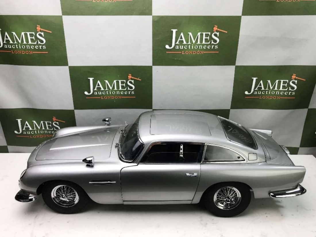 Hand Built Eaglemoss 1:8 Scale James Bond 1964 Aston Martin DB5, Goldfinger, Thunderball etc +Case - 11