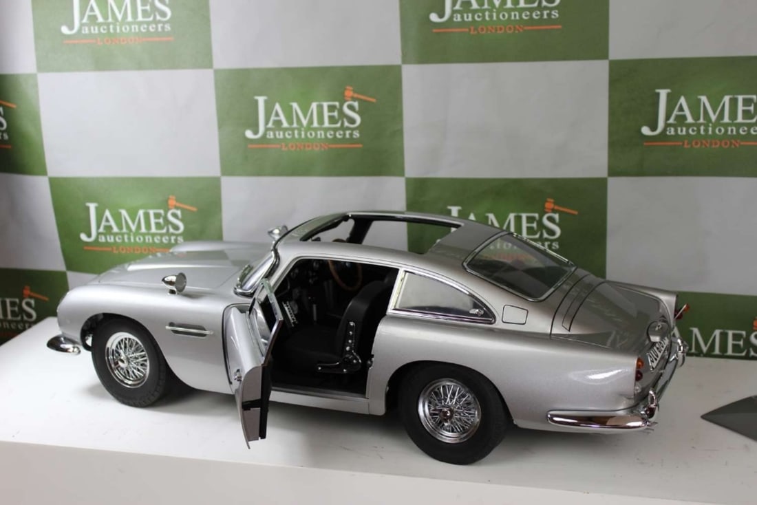 Hand Built Eaglemoss 1:8 Scale James Bond 1964 Aston Martin DB5, Goldfinger, Thunderball etc +Case - 14