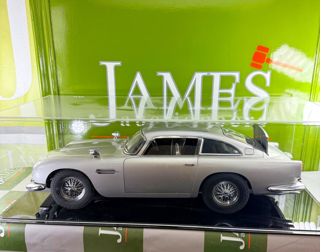 Hand Built Eaglemoss 1:8 Scale James Bond 1964 Aston Martin DB5, Goldfinger, Thunderball etc +Case - 16