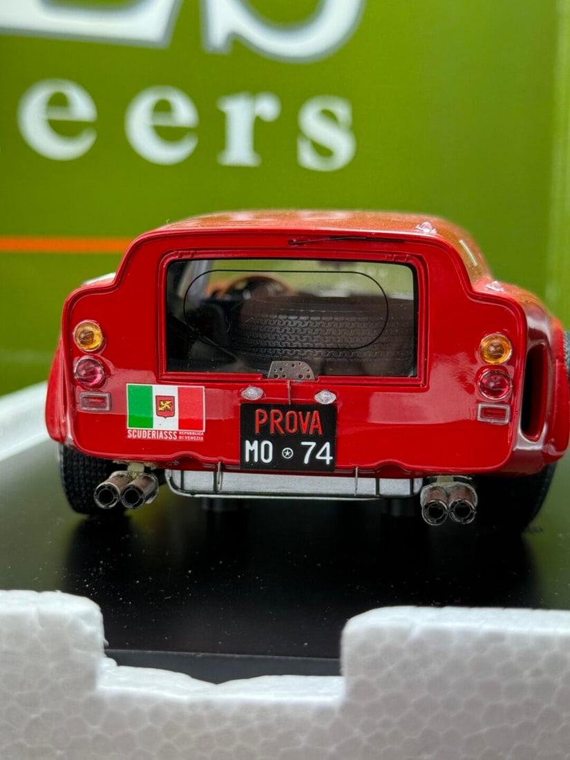 Super Rare-Fujimi 1:18 Scale Resin Collection FJM1218001 1962 Ferrari 250GT Breadvan 8 Guards Trophy - 2