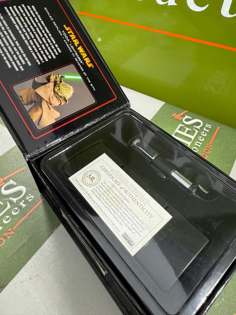 Masters Replica .45 Scale Lightsabre/COA -Yoda - 4