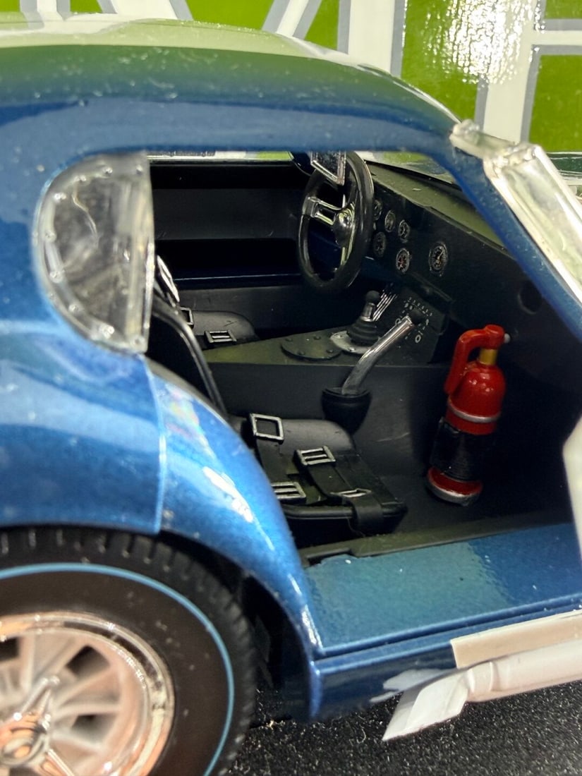 ltd Edition 1:18 scale Shelby Cobra Daytona, by Shelby Collectibles, signed by Carroll Shelby - 7