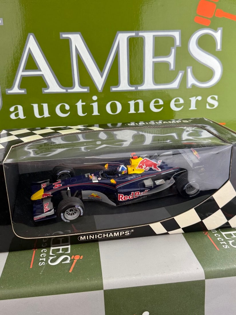 Minichamps 1:18 Red Bull Racing Showcar 2005 D Coulthard - 2