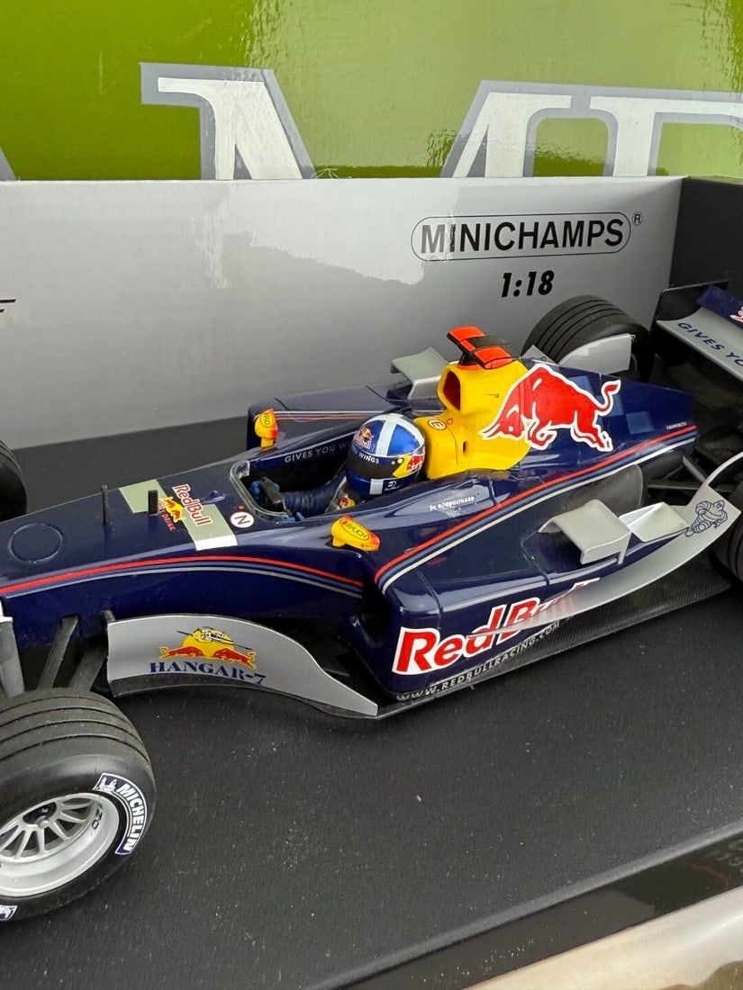 Minichamps 1:18 Red Bull Racing Showcar 2005 D Coulthard - 4