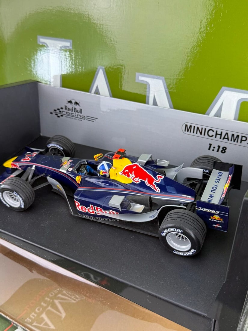 Minichamps 1:18 Red Bull Racing Showcar 2005 D Coulthard - 5