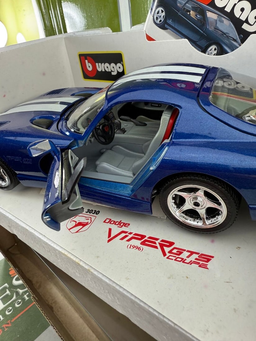 Burago 1:18 Scale 90`s Super Car Collection Dodge Viper GTS Coupe 1996 - 3