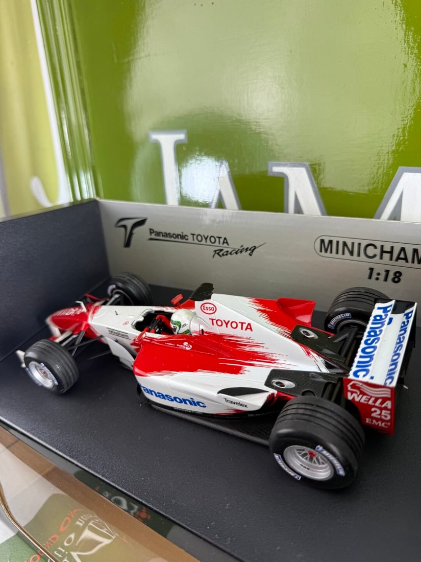 Minichamps Panasonic Toyota Racing TF102 F1 A.McNish 2002 - 3