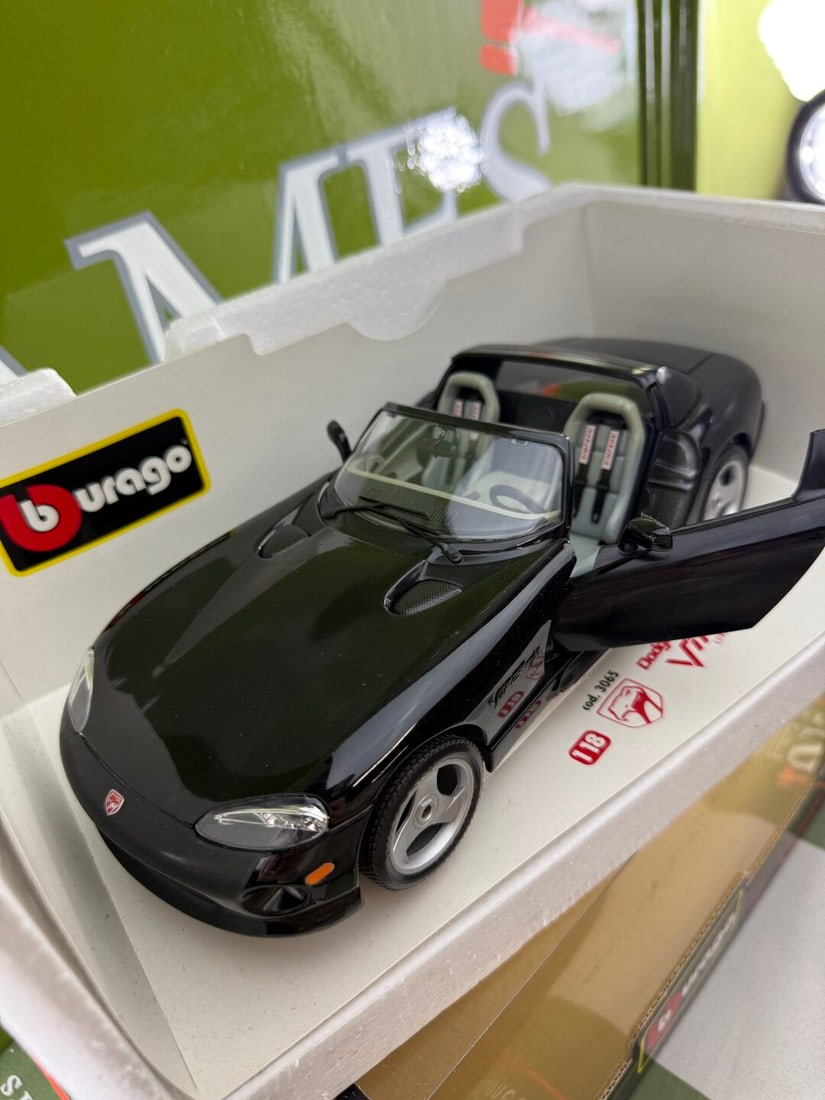 Burago 1: 18 Scale 90`s Super Car Collection Dodge Viper RT/10 1992: Burago 1: 18 Scale 90`s Super Car Collection Dodge Viper RT/10 1992, as pictured with original packaging/boxes.