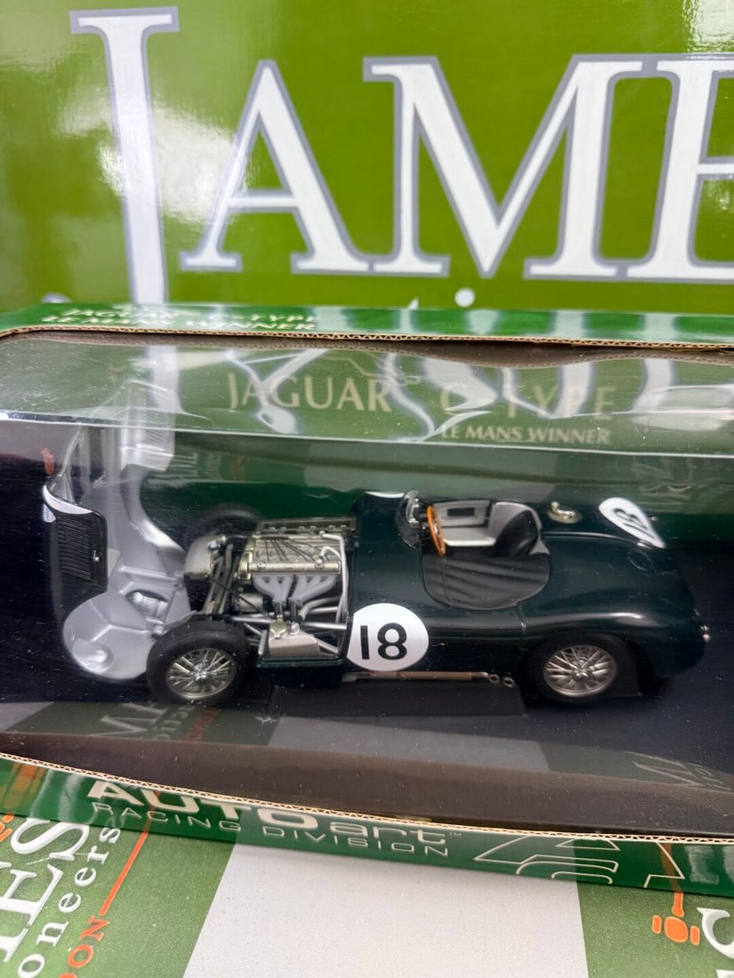 Auto Art 1:18 Scale?Le Mans Winner Jaguar C-Type-Racing Division Edition. - 3