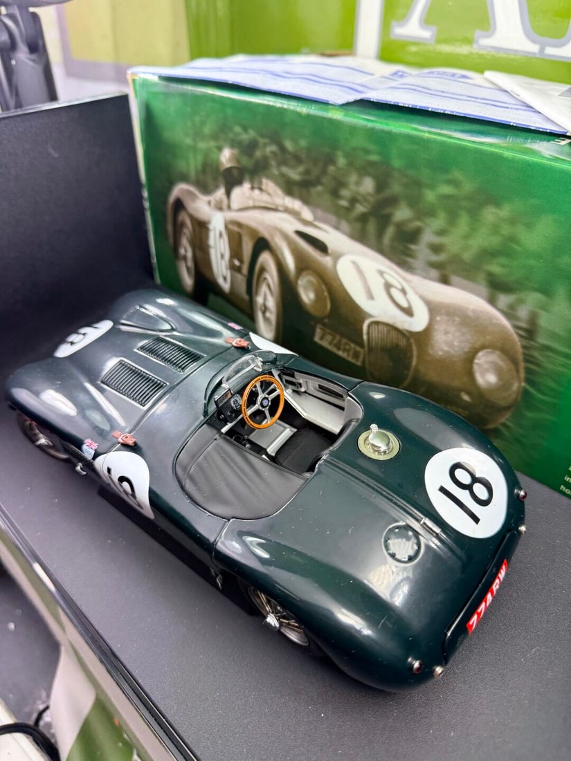 Auto Art 1:18 Scale?Le Mans Winner Jaguar C-Type-Racing Division Edition. - 8
