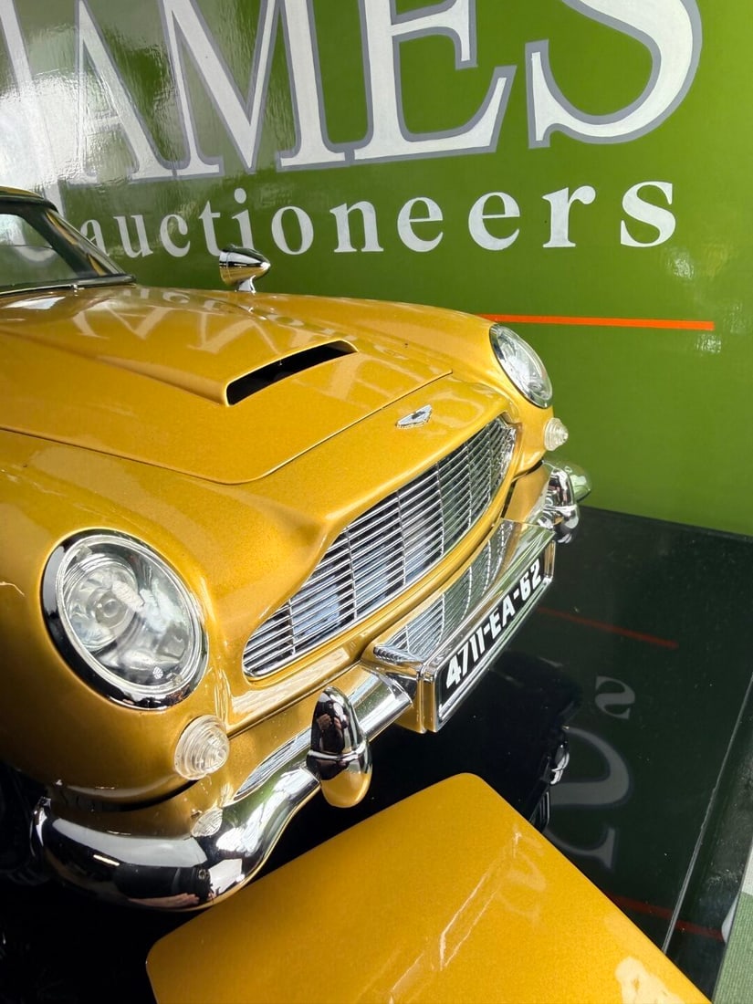 Eaglemoss James Bond 007 Aston Martin DB5 1:8 Scale Gold Agora-One of A Kind +Case - 12