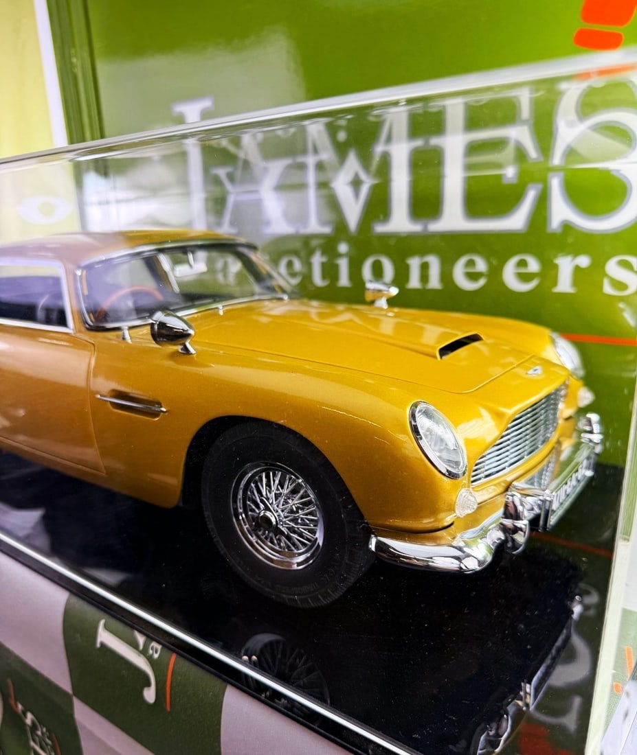 Eaglemoss James Bond 007 Aston Martin DB5 1:8 Scale Gold Agora-One of A Kind +Case - 2