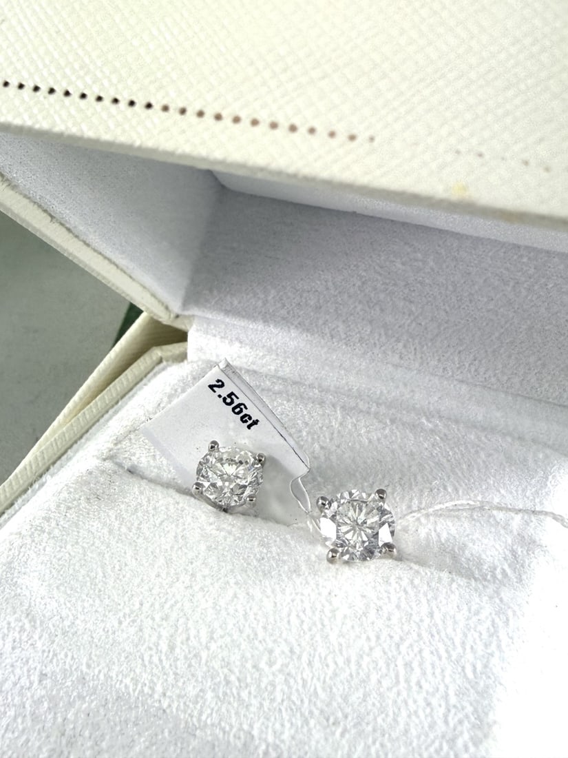 2.56 Carat Round Cut D/VS2 Diamond Stud Earrings Set In 14 Carat Gold - 2