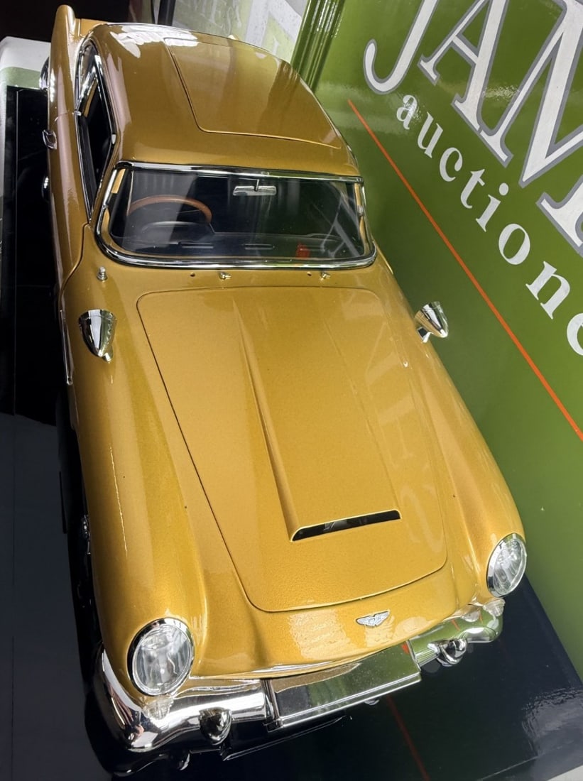 Eaglemoss James Bond 007 Aston Martin DB5 1:8 Scale Gold Agora-One of A Kind +Case - 11