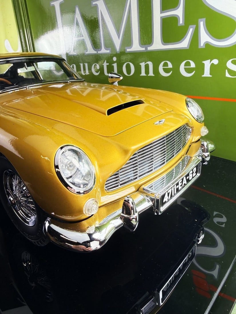 Eaglemoss James Bond 007 Aston Martin DB5 1:8 Scale Gold Agora-One of A Kind +Case - 4