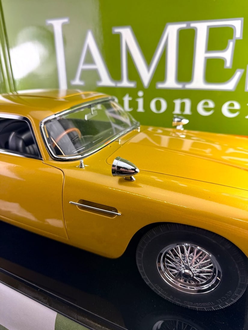 Eaglemoss James Bond 007 Aston Martin DB5 1:8 Scale Gold Agora-One of A Kind +Case - 5