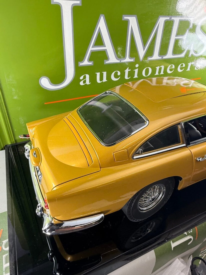 Eaglemoss James Bond 007 Aston Martin DB5 1:8 Scale Gold Agora-One of A Kind +Case - 8