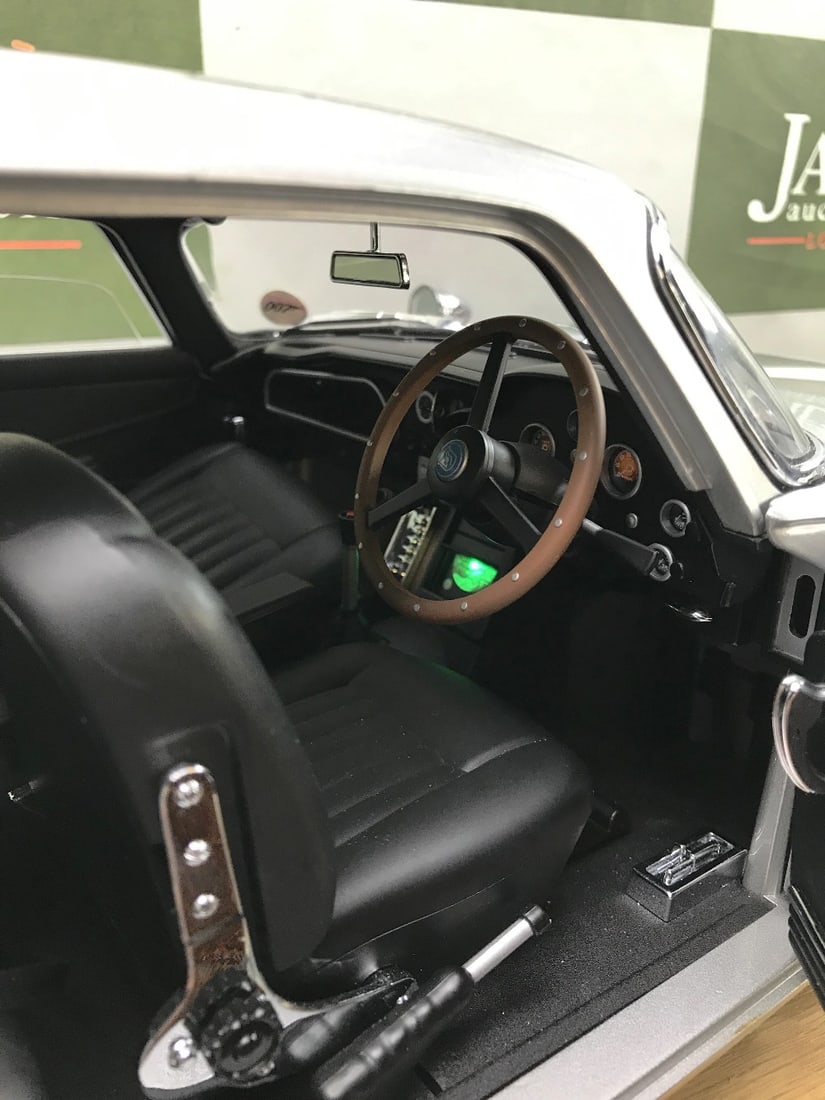 Hand Built Eaglemoss 1:8 Scale James Bond 1964 Aston Martin DB5, Goldfinger, Thunderball etc +Case - 12