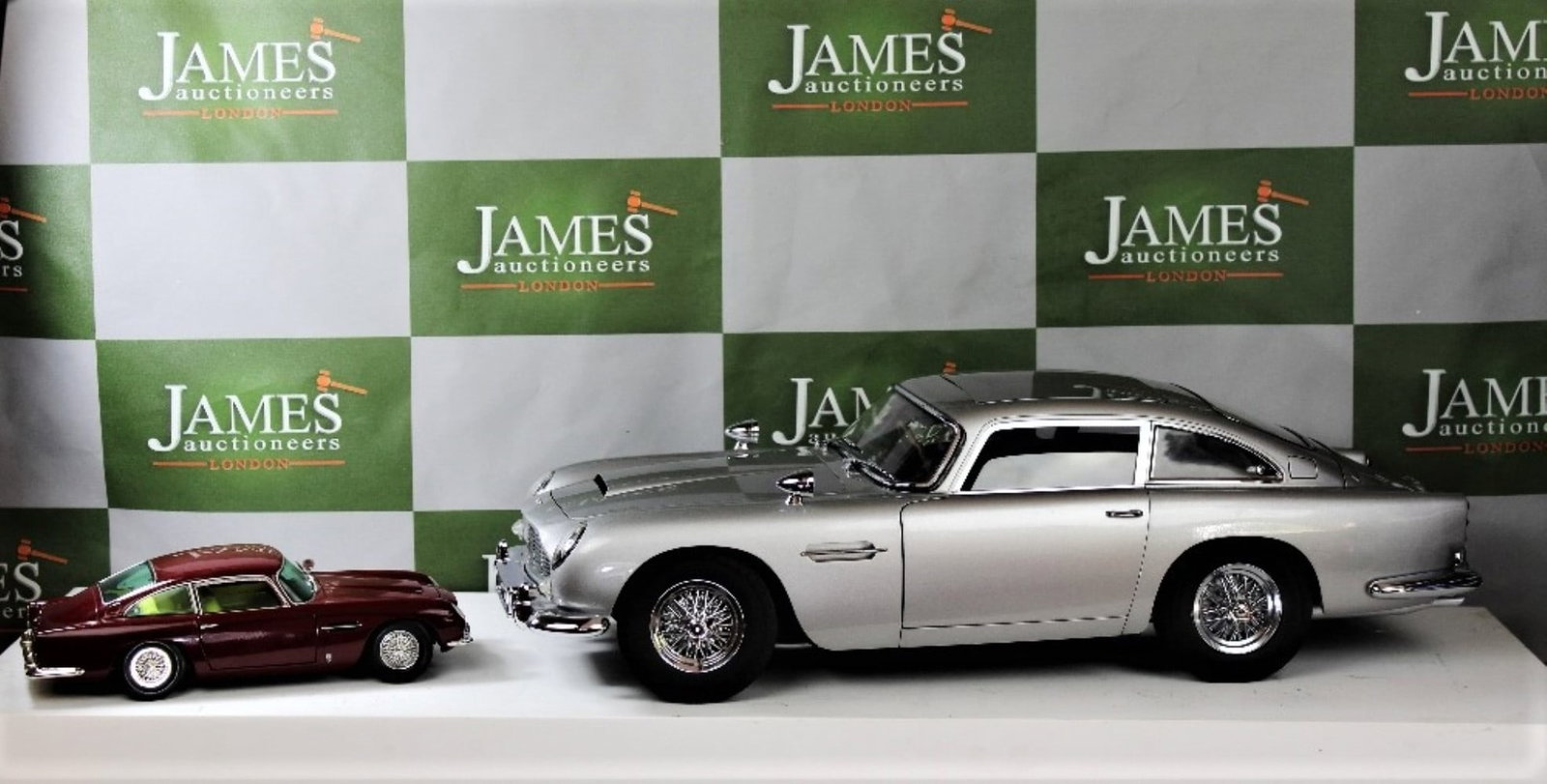 Hand Built Eaglemoss 1:8 Scale James Bond 1964 Aston Martin DB5, Goldfinger, Thunderball etc +Case - 15