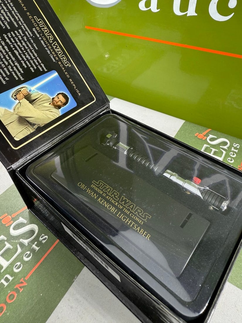 Masters Replica .45 Scale Lightsabre/COA -Obi Wan Kenobi Episode 4: Masters Replica .45 Scale Lightsabre/COA -Obi Wan Kenobi Episode 4-mint example has only been opened for pictures. Has been in storage for many years.