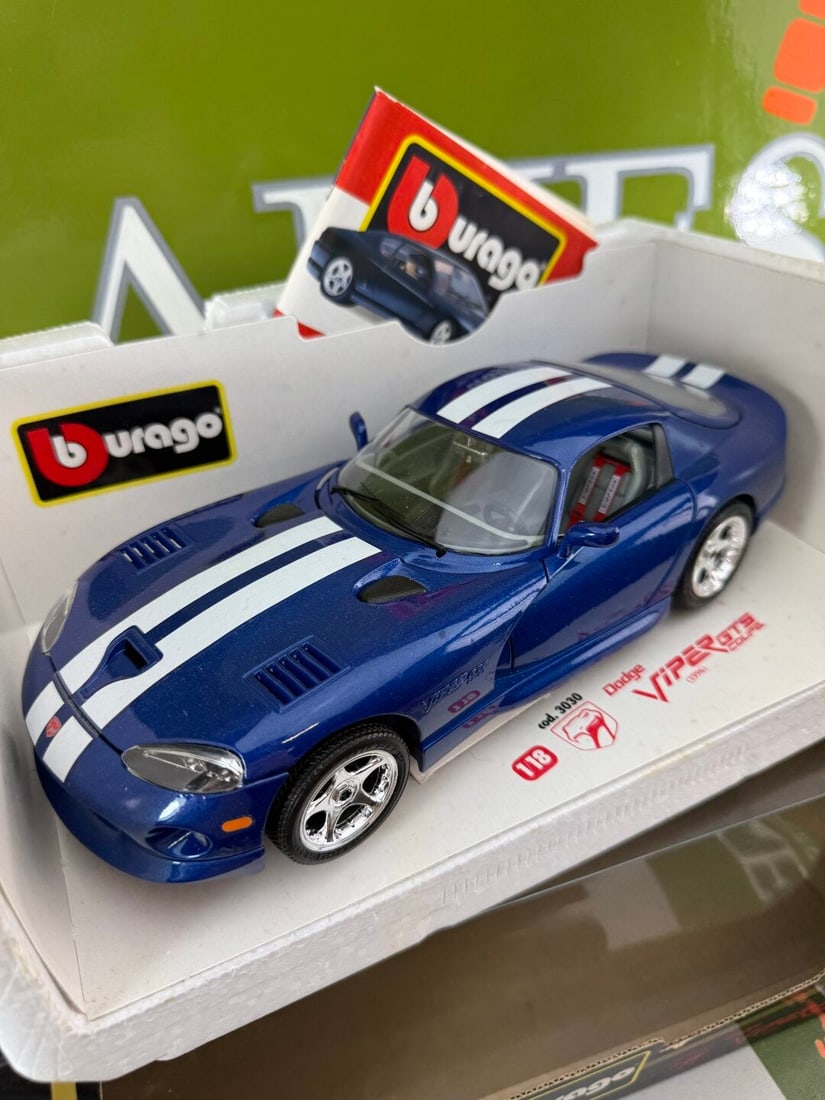 Burago 1:18 Scale 90`s Super Car Collection Dodge Viper GTS Coupe 1996 - 2