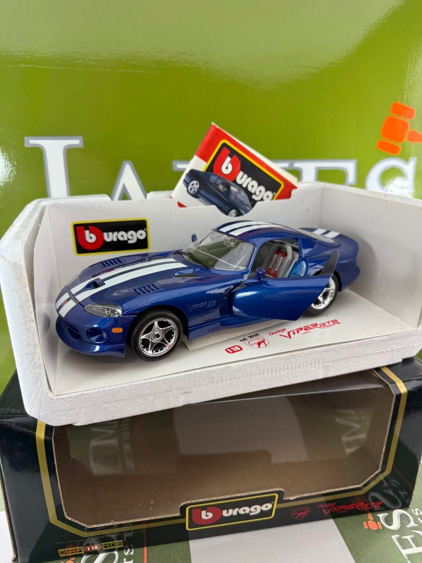 Burago 1:18 Scale 90`s Super Car Collection Dodge Viper GTS Coupe 1996 - 4