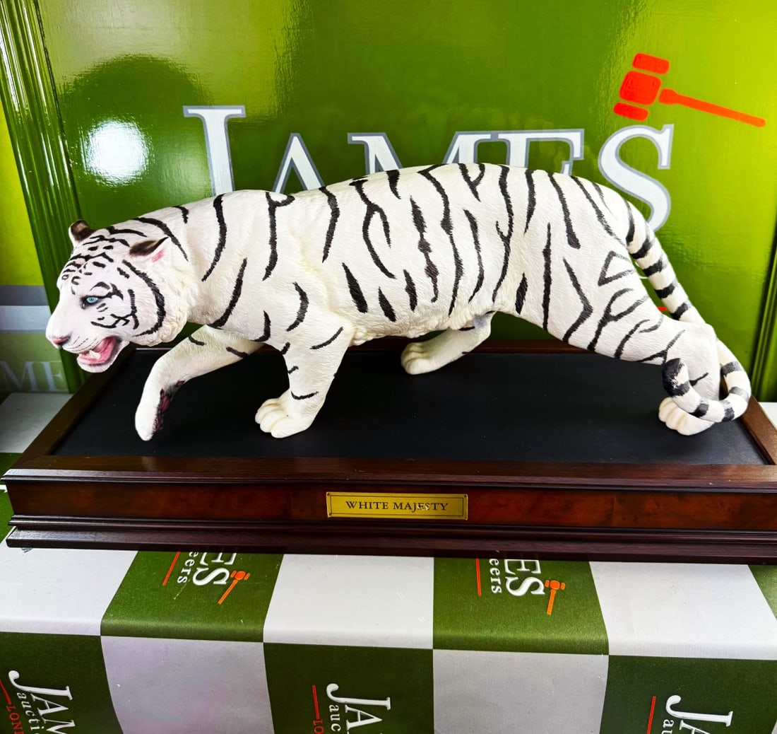 Large Franklin Mint Hand Painted Ltd Edition White Majesty Tiger Display:  Large Franklin Mint Hand Painted Ltd Edition 'White Majesty' Tiger Montage-rare example in mint condition, solid wood plinth display as pictured.