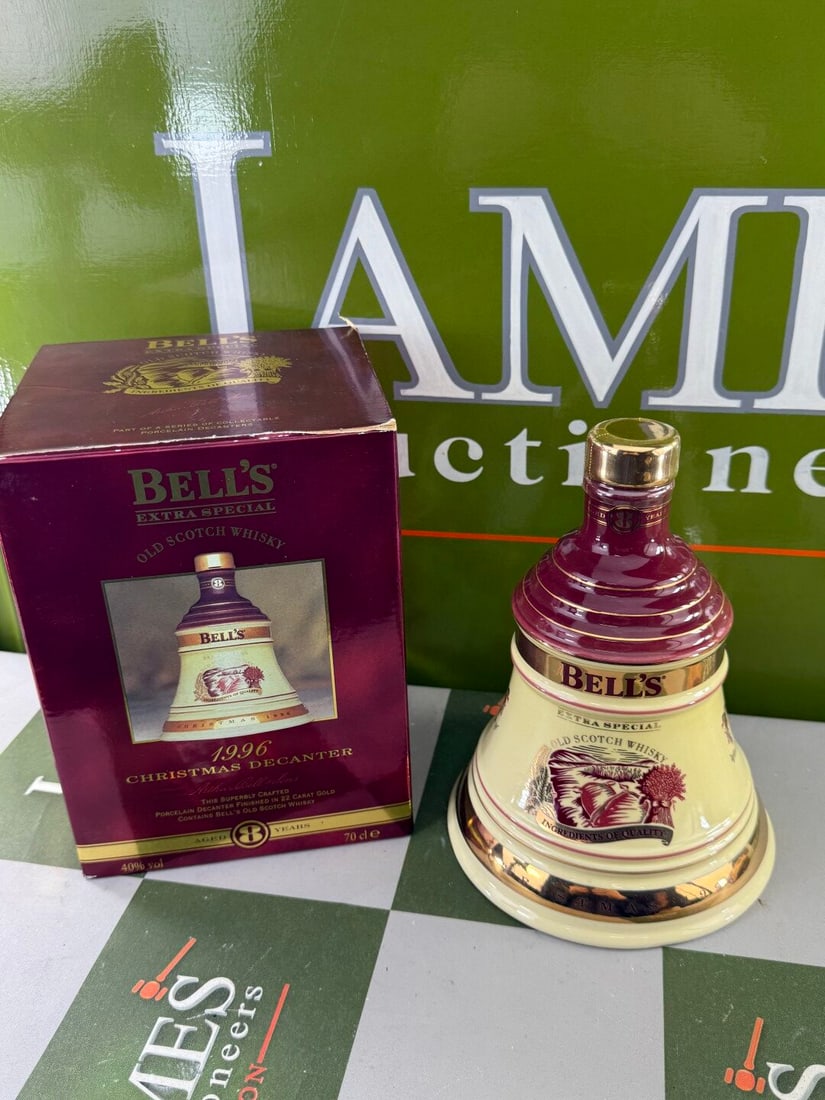 Bells Extra Special 8 Year Christmas Decanter 22 Carat Gold 1996: Bells Extra Special 8 Year Christmas Decanter 22 Carat Gold 1996-Sealed and unopened for pictures only. Porcelein decanter in original packaging 70cl/ 40% proof whiskey