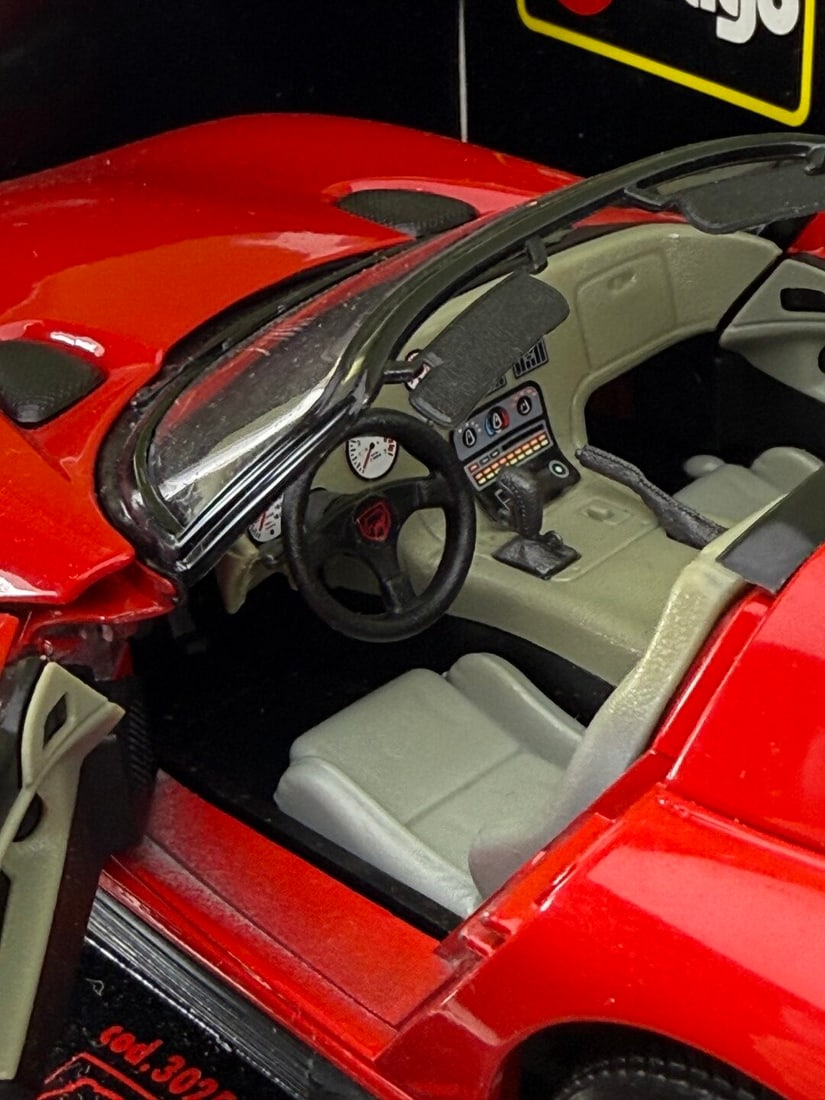 Burago 1: 18 Scale 90`s Super Car Collection Dodge Viper RT/10 1992 - 4