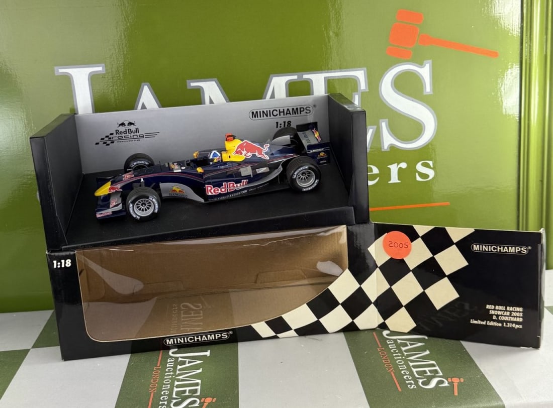 Minichamps 1:18 Red Bull Racing Showcar 2005 D Coulthard: Minichamps 1:18 Red Bull Racing Showcar 2005 D Coulthard Minichamps- A rare undisplayed example complete as pictured with original packaging-Mint Example.